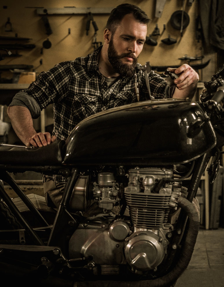 mechanic-building-vintage-style-cafe-racer-motorcy-PZ7VTKJ.jpg